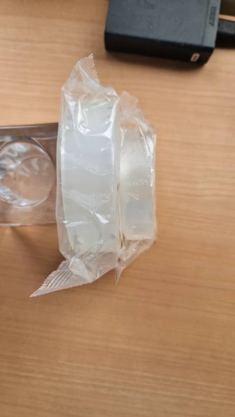 Mua 2 cuộn to 3m, hàng nhận được đúng 2 cuộn, nhưng 1 to 1 to, vẫn ghi 3m mới tài. 1 cuộn bản rộng 3cm, 1 cuộn bản rộng 1.5cm. Loại 1.5cm chỉ có hơn 30k thôi. Không hiểu đóng gói hàng kiểu gì, chẳng có kiểm tra gì cả. Nhà thì bận việc tang cần đồ mà bực mình.