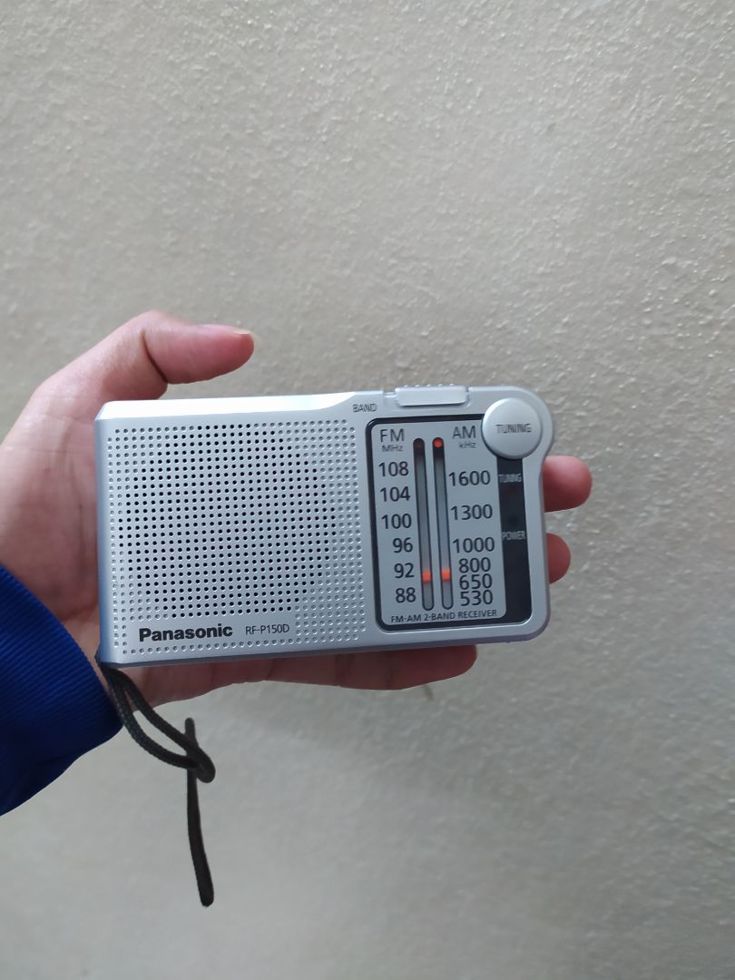 Hơi bé so với ảnh mô tả. Gọn trong lòng bàn tay. Mang tiếng Panasonic mà bắt radio vẫn bị rè như đài tàu. Biết vậy mua luôn con Tecsun nó cũng hơi rè nhưng to hơn hẳn. Hơi bé so với ảnh mô tả. Gọn trong lòng bàn tay. Mang tiếng Panasonic mà bắt radio vẫn bị rè như đài tàu. Biết vậy mua luôn con Tecsun nó cũng hơi rè nhưng to hơn hẳn.