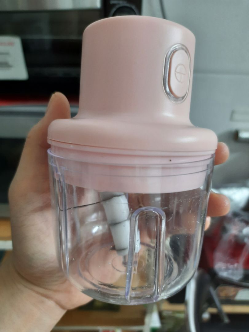 Hàng đúng như thông tin như mô tả. Nhân viên giao hàng lịch sự. Cảm ơn đội ngũ Tiki đã mang đến sản phẩm phù hợp đến mình. 6 sao luôn nè. 

Ai đi ngang cho mình xin 1 subscribe ở kênh AIO Channel của mình nhé (có logo nền màu xanh biển nhạt kèm chữ A màu xanh biển có chữ I màu vàng nằm bên trong chữ O màu đỏ). Cảm ơn mọi người rất nhiều. 

Ưu điểm:
Giá thành tạm ổn, thiết kế nhỏ gọn, màu hồng xinh xắn, pin sạc khá nhanh. 

Nhược điểm:
Do dung tích có giới hạn nên cũng chỉ xay được thịt theo khối lượng nhất định, và phải cắt thịt  thành miếng nhỏ như tép tỏi ms xay đc nhen. 

Nút nhấn phải bấm đè vô thì ms chạy.

Tổng kết: Máy chỉ phù hợp sử dụng để xay 1 lượng thịt nho nhỏ, với hình dạng nhỏ nhoi.

90/100 điểm.