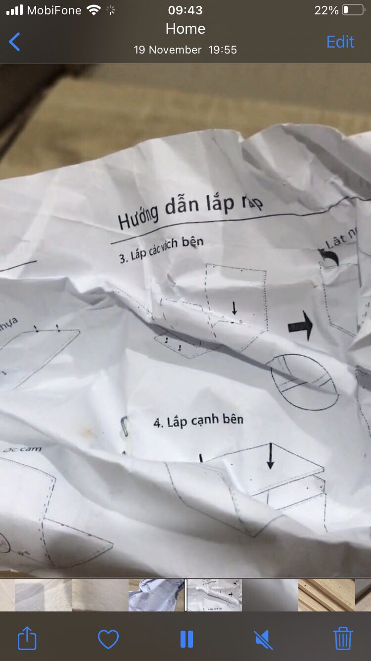 Mình đánh giá về chất lượng và mẫu mã tủ là 5 sao. Việc lắp ráp cũng không quá phức tạp nên dù nhà không có nhiều dụng cụ thì các bạn nữ vẫn có thể tự lắp ráp. 
Mình cho 1 sao về việc đóng gói/vận chuyển. Có thể do vận chuyển đường dài nên cái thùng đến tới nhà trong tình trạng tơi tả như trong hình, các góc tủ bị trầy do va chạm. Cái tờ hướng dẫn nhìn không thể nào te tua hơn được nữa. Nên có cách đóng gói nào tốt hơn để tránh lặp lại việc như vậy. Mình đánh giá về chất lượng và mẫu mã tủ là 5 sao. Việc lắp ráp cũng không quá phức tạp nên dù nhà không có nhiều dụng cụ thì các bạn nữ vẫn có thể tự lắp ráp. 
Mình cho 1 sao về việc đóng gói/vận chuyển. Có thể do vận chuyển đường dài nên cái thùng đến tới nhà trong tình trạng tơi tả như trong hình, các góc tủ bị trầy do va chạm. Cái tờ hướng dẫn nhìn không thể nào te tua hơn được nữa. Nên có cách đóng gói nào tốt hơn để tránh lặp lại việc như vậy.