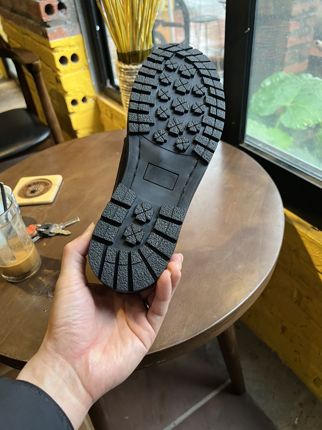 Quá đẹp. Da mềm đế hầm hố cực kỳ ưng ý. Còn được kiểm tra hàng trước khi thanh toán. Shop tư vấn chọn size cẩn thận. Cảm ơn sẽ ủng hộ nếu mua thêm.