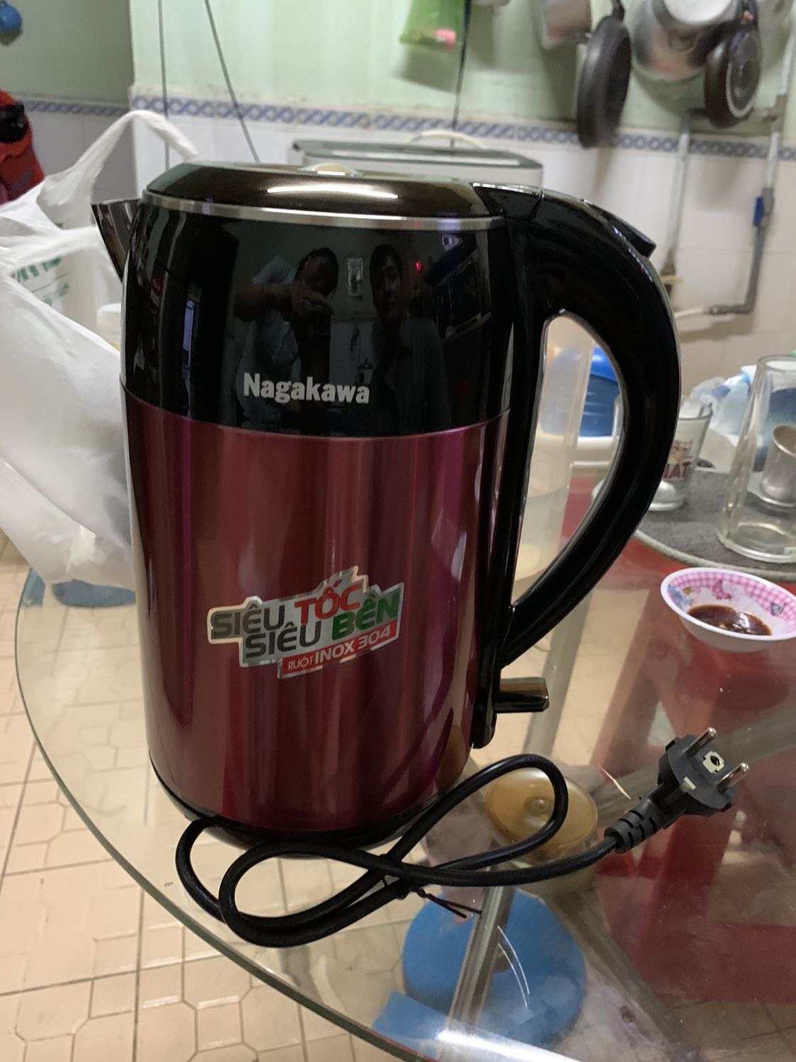 Shop đóng gói cẩn thận, giao hàng nhanh, 1 ngày tới. Bình nguyên vẹn đẹp. Bình đun tầm 4-5p sôi. Hơi rung bình khi sôi. Sau khi sử dụng đun nước thì đáy bình có vết đốm ko biết vì sao. Inox tốt ko nữa