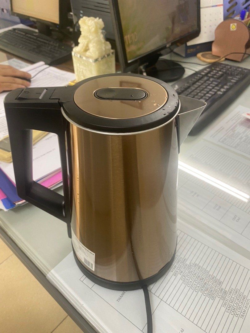 Hàng chính hãng. Đẹp. Đáng đồng tiền bát gạo. Săn đc sale nên cũng giảm thêm đc rất nhiều. Cắm nước sôi rất nhanh. Ko như loại rẻ tiền. Đợt trc mua loại hơn trăm dùng xong đang cắm nước tự nhiên nổ luôn. May ko vào trẻ nhỏ vs vào người. nói chung hàng chất lượng cho 10đ