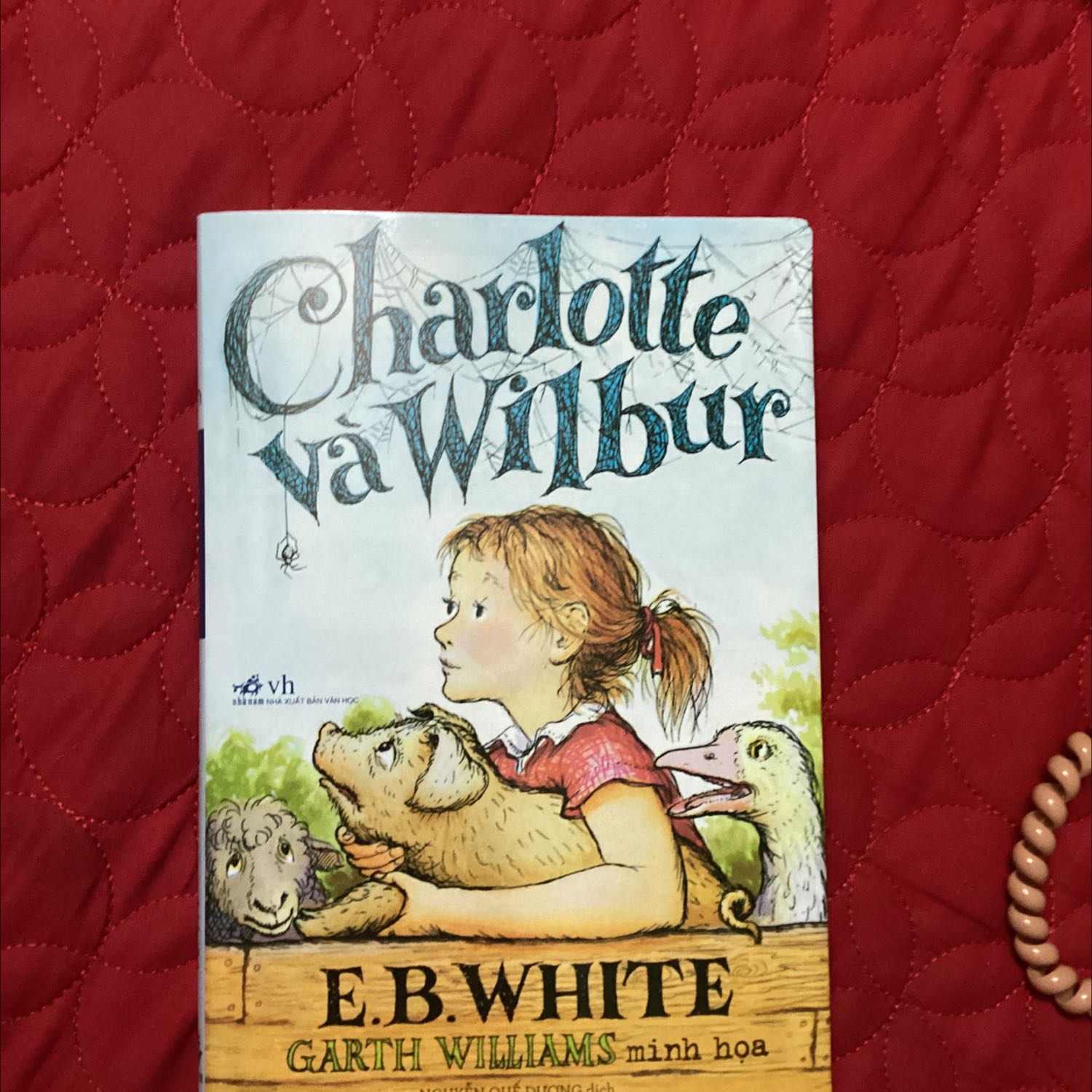 Sách bị gấp :((( rất không hài lòng về cách đóng gói này