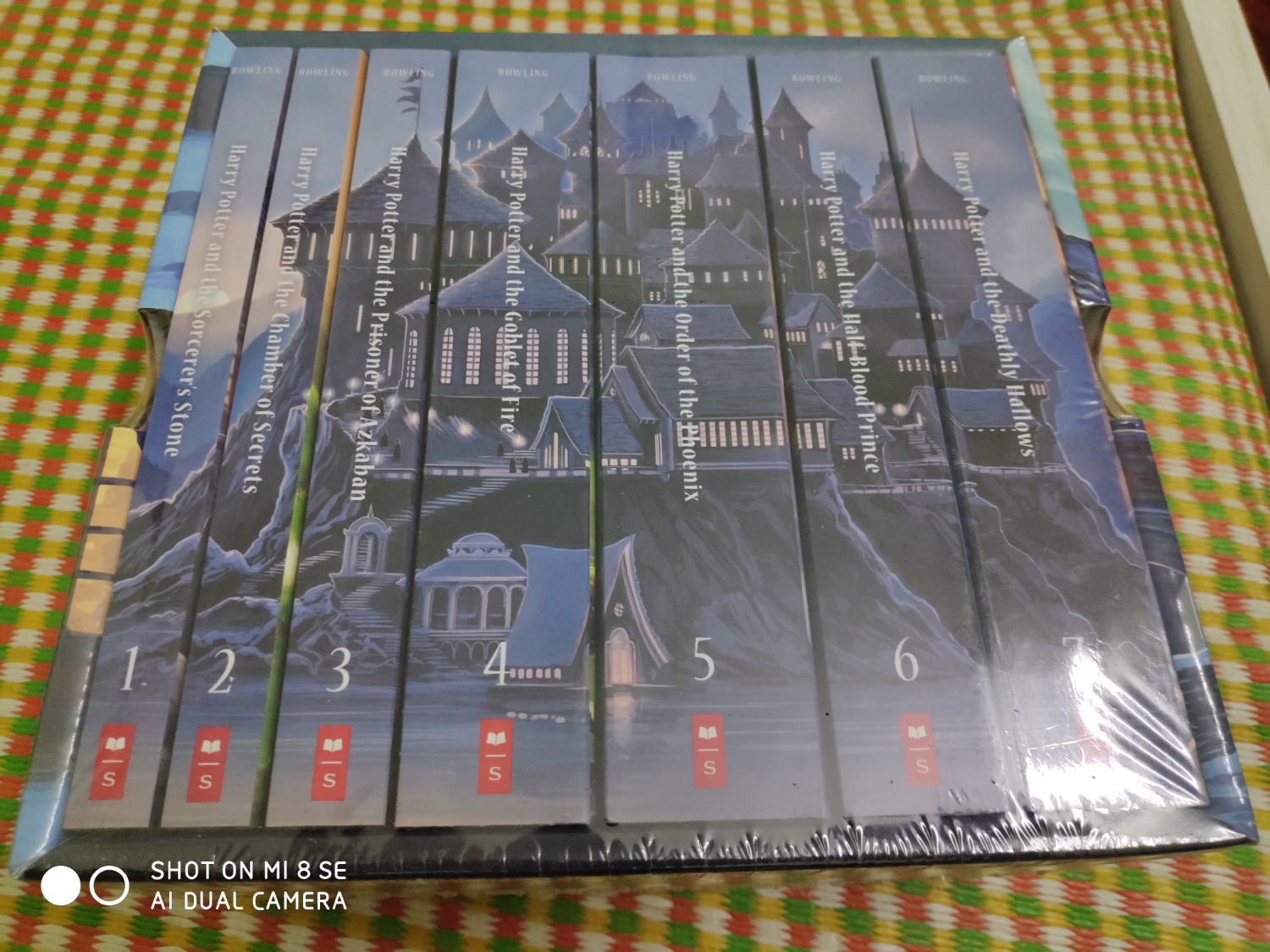 Đợi chờ mãi để canh bộ này.
- Về sách: Sách nhẹ, tùy gu mỗi người nhưng mình thì khá thích. Bìa mềm, chữ cũng đủ đọc. Tự thấy không khắt khe lắm nên hoàn toàn chấp nhận chất lượng sách.
- Shipper: Hình như Tiki lấy hết mẹ nó shipper chất lượng của HN mẹ nó rồi, mấy ông như *** hay *** ko ăn đc khoản này. Ship nhanh và thân thiện nhiệt tình.
- Nội dung sách: Không phải bàn nữa nhé, chưa đọc Harry Potter thì chịu rồi :v
Túm lại là nhân đợt sale phải canh từng giây phút mới mua nổi bộ sách, khá là thơm :3