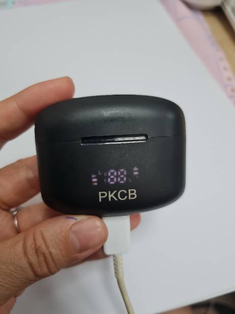 Lâu lắm mới oánh giá 4*.SP đẹp, cầm chắc ray, âm thanh nghe tốt trong tầm giá, nhưng đc chưa đầy 1 tháng ko vô pin nữa :( Sạc 100% xong, rút sạc là trở về 0%.
Hàng điện tử hên xui, vì trc đó mình mua 1 cái cũng PKCB rẻ hơn mà xài hơn năm rùi vẫn ok.
Hàng giá rẻ nên ko bảo hành nha, shop chỉ đổi lại trong mấy ngày đầu thôi