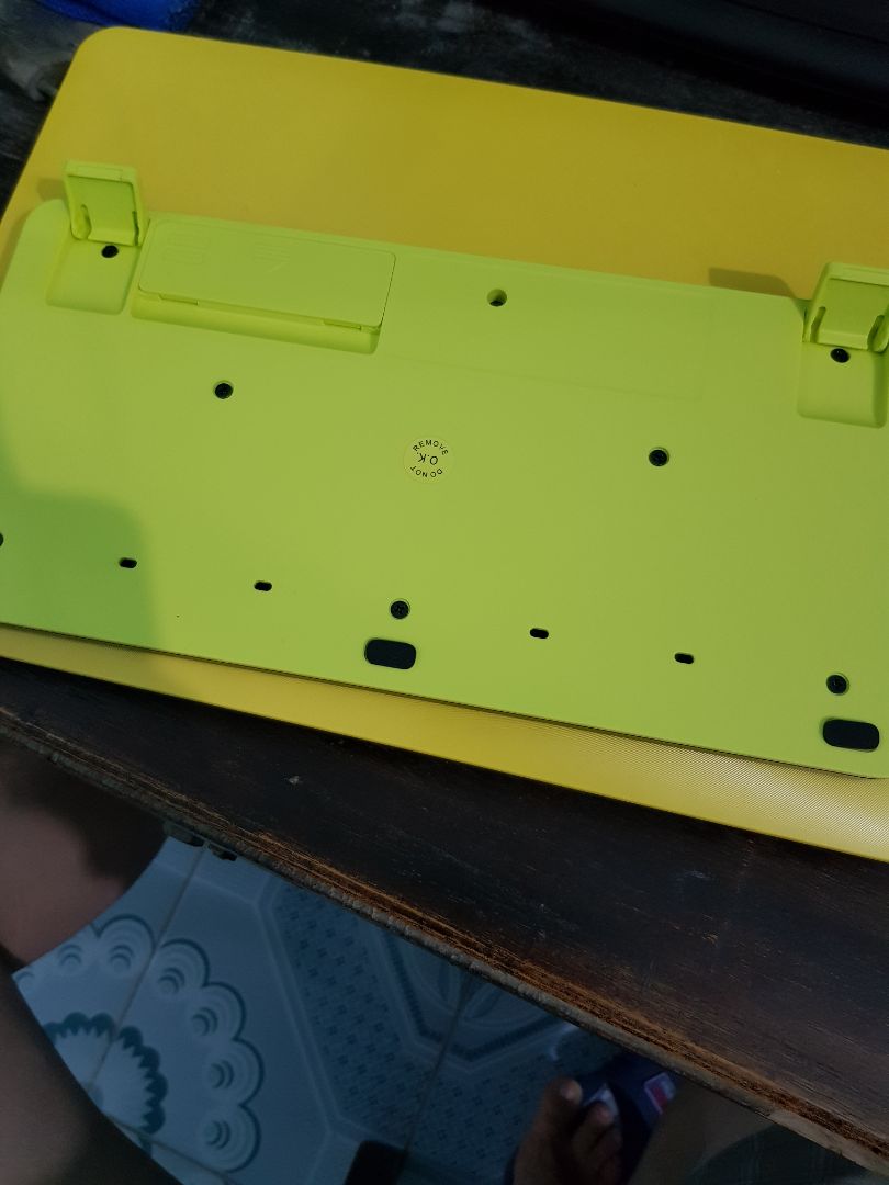 bàn phím chắc chắn. hiện tại *** ko vấn đề gì. mua do phím laptop bị hỏng. com bo cả chuột luôn. tông màu vàng hợp với cái laptop ghê. giao hàng từ HCM ra HN nên thời gian có lâu hơn chút.