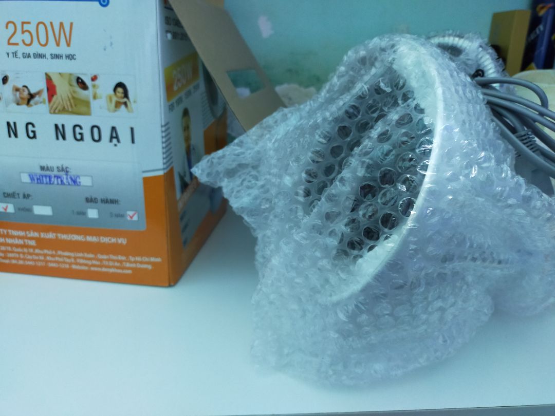 Lúc đầu coi đánh giá hơi quan ngại nhưng nhận rồi không hiểu mấy bạn đó đánh giá kiểu gì, Shop đóng gói khá tốt, thùng bên ngoài, lót mót 4 vách bên trong, giữa là hộp sản phẩm, trong hộp thì có lót mót ở phần bóng đèn, bọc chống sốc nilong tổ ong nữa.
Đèn chính hãng, có hộp, giấy bảo hành, tem chống hàng giả luôn. Xài rất tốt, điều chỉnh được các mức độ. Với mức giá quá tốt như vậy là quá hài lòng.