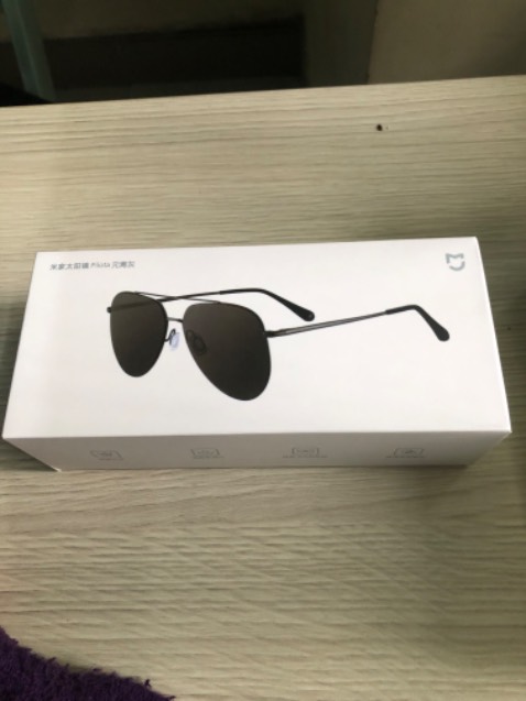 Nắng Sài Gòn anh đi mà chợt mát
Bởi vì anh chỉ cần đeo chiếc kính này thôi!

Mình đã đeo kính đi giữa trưa nắng Sài Gòn, có cảm nhận như sau: không bị chói, mát mắt, nhìn rõ, cản gió, bụi tốt, không bị bám hơi nước (do thở).

Sản phẩm rất sắc sảo.