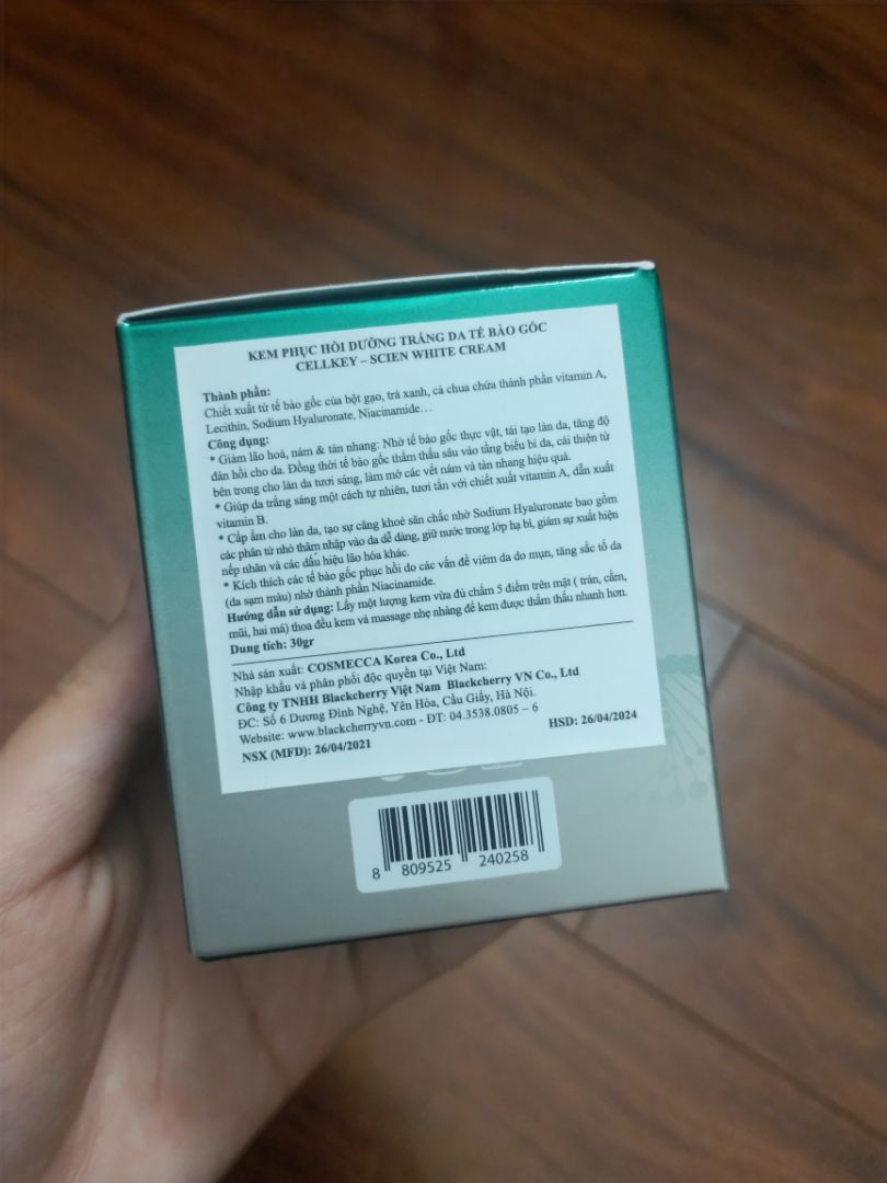 Giao hàng nhanh, shop còn đóng gói hàng siêu cẩn thận luôn. Sản phẩm dùng thích không có gây rát da như những loại kem mình từng dùng vì da mình thuộc loại da nhạy cảm nên dùng gì mình tìm hiểu kĩ nên quyết định chốt e nó về. Đúng là e nó không làm thất vọng. Ưng quá🥰🥰