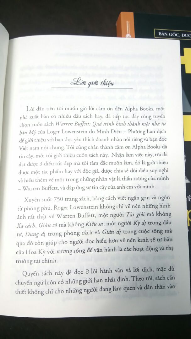 Về nội dung thì mình không bàn, vì cơ bản thì đây là một cuốn sách hay. Nhưng mình không hài lòng về hình thức. Thứ nhất, bìa sách có vài vết rách nhỏ, nhưng mình không bận tâm lắm, vì chúng khá nhỏ. Thứ hai, lời giới thiệu quá thiên về việc quảng cáo của NXB. Điều cuối cùng cũng là điều khiến mình thất vọng nhất, đó là trang sách bị in nghiêng, in lệch, không được ngay ngắn, và đây không phải là lần đầu NXB này in sách lỗi như thế. Hy vọng Tiki có thể có cách nào đó để khắc phục lỗi này từ NXB.