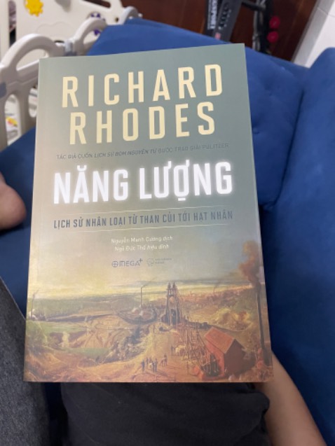 Không thể tin được, 1 cuốn sách 600 trang mà có tới 150 trang liệt kê tài liệu tham khảo, vô dụng không có 1 tí giá trị kiến thức gì. Tốn giấy tốn chỗ thừa cân nặng vô ích hoàn toàn.