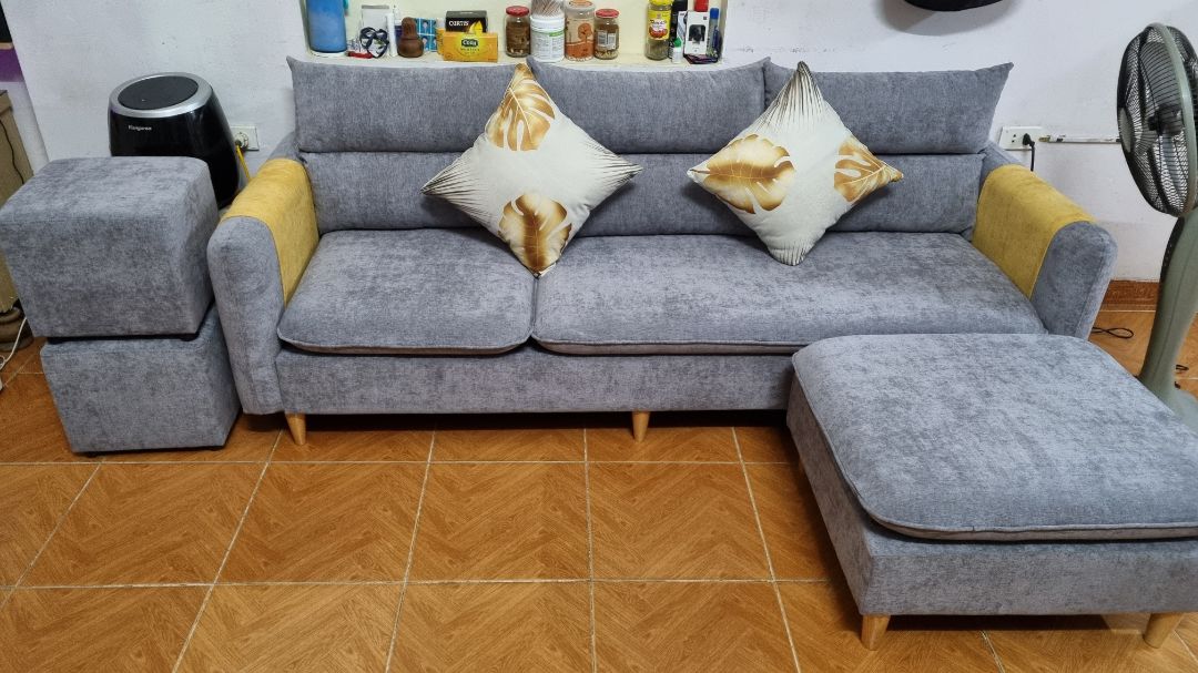 Sản phẩm được hoàn thiện tốt mà giá lại khá rẻ, còn được miễn phí vận chuyển ở Hà Nội (shop cung cấp thêm thông tin là ở HCM cũng miễn phí). Ngoài ghế và đôn lớn như thông tin mô tả mình còn được tặng thêm 2 đôn nhỏ và 2 gối ôm. Màu sắc vải thì sau khi đặt hàng shop sẽ liên lạc hỏi xác nhận màu, có rất nhiều màu chứ không phải chỉ 2 màu như trên tiki. Nói chung là rất hài lòng, cảm ơn shop :) Sản phẩm được hoàn thiện tốt mà giá lại khá rẻ, còn được miễn phí vận chuyển ở Hà Nội (shop cung cấp thêm thông tin là ở HCM cũng miễn phí). Ngoài ghế và đôn lớn như thông tin mô tả mình còn được tặng thêm 2 đôn nhỏ và 2 gối ôm. Màu sắc vải thì sau khi đặt hàng shop sẽ liên lạc hỏi xác nhận màu, có rất nhiều màu chứ không phải chỉ 2 màu như trên tiki. Nói chung là rất hài lòng, cảm ơn shop :)