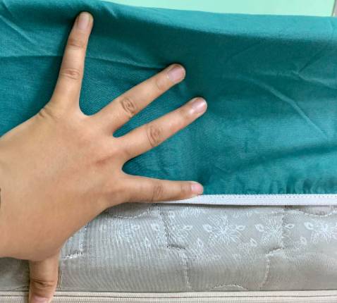 Đóng gói trong túi zip, có vẻ sạch sẽ. Chất vải tương đối mềm mịn. Nhưng tôi đặt cho nệm 20cm mà giao loại cho 15cm nên không phủ hết được. Tôi phải dùng một tấm khác phủ lên. Vỏ gối ôm tặng kèm hơi nhỏ nên tròng vào rất khó khăn.