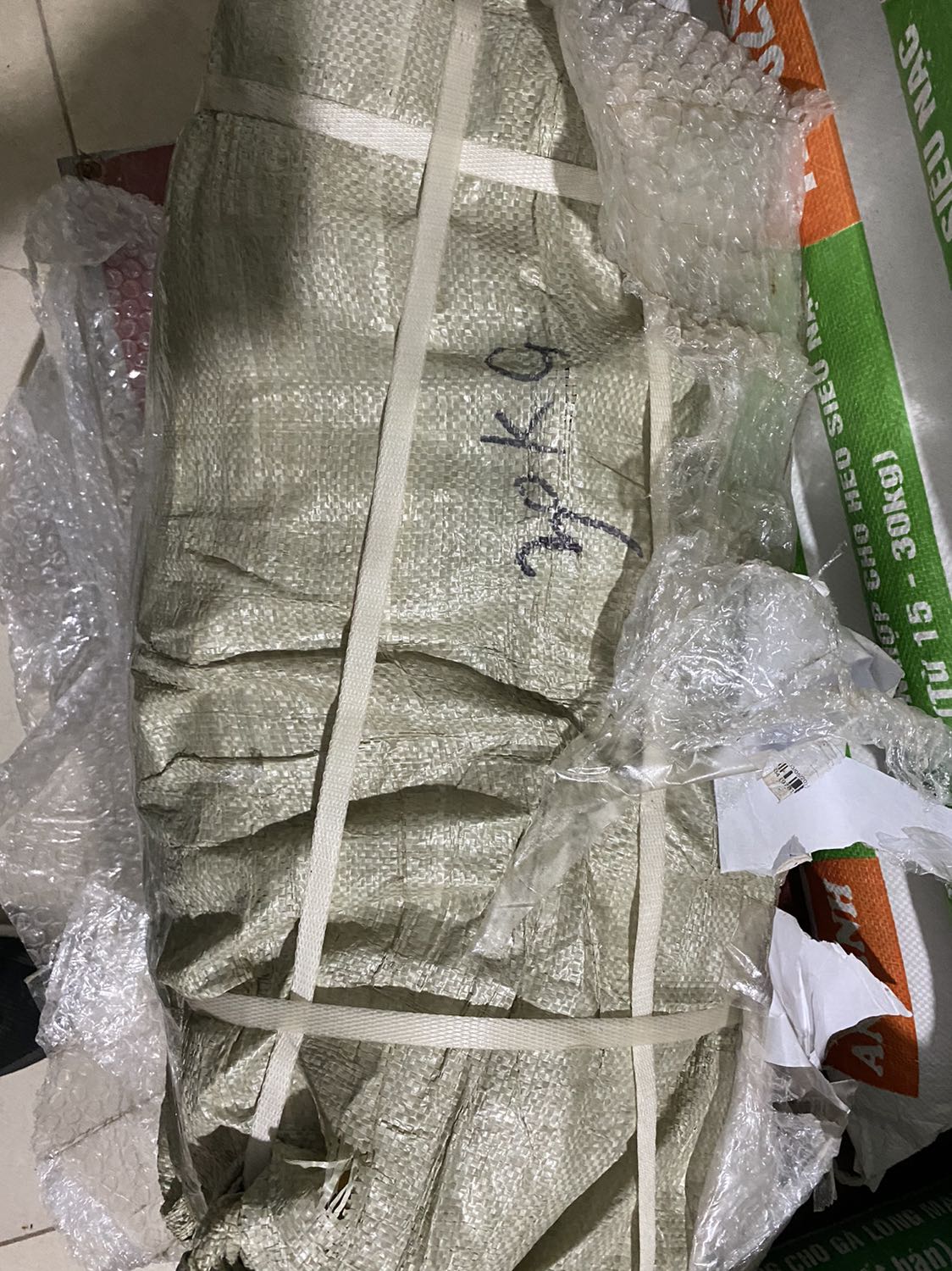 Bộ tạ nhìn khá ổn cho người mới tập như mình,Tiki giao hàng khá nhanh,shop đóng hàng cũng cẩn thận. Rẻ với giá canh sale 297k cho bộ 30kg. Bộ tạ nhìn khá ổn cho người mới tập như mình,Tiki giao hàng khá nhanh,shop đóng hàng cũng cẩn thận. Rẻ với giá canh sale 297k cho bộ 30kg.