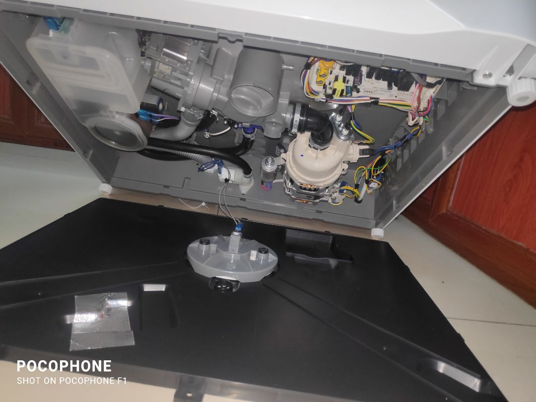 Tin tưởng tiki vì mua rất nhiều rồi nhưng thất vọng. máy mở ra thì đọng nc bên trong (m có quay video nhưng nặng quá k post lên đây đc). xong bê vào k để ý, lúc sau phát hiện ra đế bị rơi ra do k có ốc. con này chắc chắn đã bị tháo ra sửa xong đóng lại thành hàng mới. chắc lúc tháo ra sửa xong đóng vào k thèm vặn ốc chân đế luôn. quá thất vọng với tiki