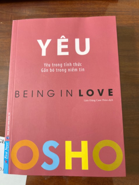 Cuốn sách rất hay, rất nhìn góc nhìn và khái niệm mới về yêu. Ko chỉ tình yêu lứa đôi mà là còn cách yêu mình. Ngoài ra kèm theo các “nhánh” khác xuất phát từ tình yêu như tình dục, sinh đẻ. 
Văn phong của tác giả rất hay, nhưng có nhiều đoạn kiểu “lý thuyết” nên mình hơi ko hiểu lắm 😅.
Mình ấn tượng với đoạn giải thích của tác giả khi nói tình yêu sẽ giúp bản thân mỗi người cô độc. Cô độc là trạng thái bản thân tự tin thoải mái là-chính-mình. Khác với cô đơn là cảm thấy lạc lõng khi ở 1 mình hoặc khi ở nơi đông người nhưng cảm thấy 1 mình. Tình yêu sẽ là sức mạnh, là điểm tựa để mỗi cá thể đc tự tin, đc thoải mái là chính họ trong tình yêu và trong thế giới bên ngoài. Bởi vậy nên người ta hay nói những người khi gặp được tình yêu của đời mình thường tự tin, hạnh phúc là vậy ☺️