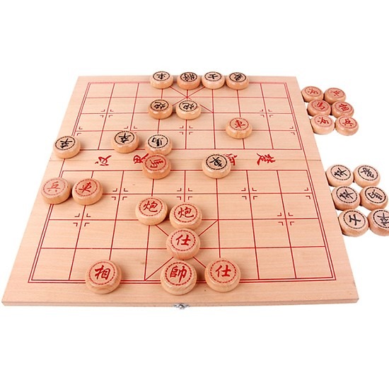 mình mới mua 1 bộ giá tận 400k mà dùng rất chán. May mua ở tiki thấy rẻ hơn hẳn
Gỗ chắc và nhẹ nhưng cầm chắc tay. nên ko bị lỏng lẻo
ăn quân gỗ kêu rất sướng tai. 
mặc khắc sắc nét và khá rõ. Gỗ thông xịn xò
Được cái bàn là hộp đựng nên nhỏ gọn và tiện lợi, ko bị thất lạc
Mới chơi nên còn gà, sẽ luyện thêm. Cám ơn tiki, cám ơn shop