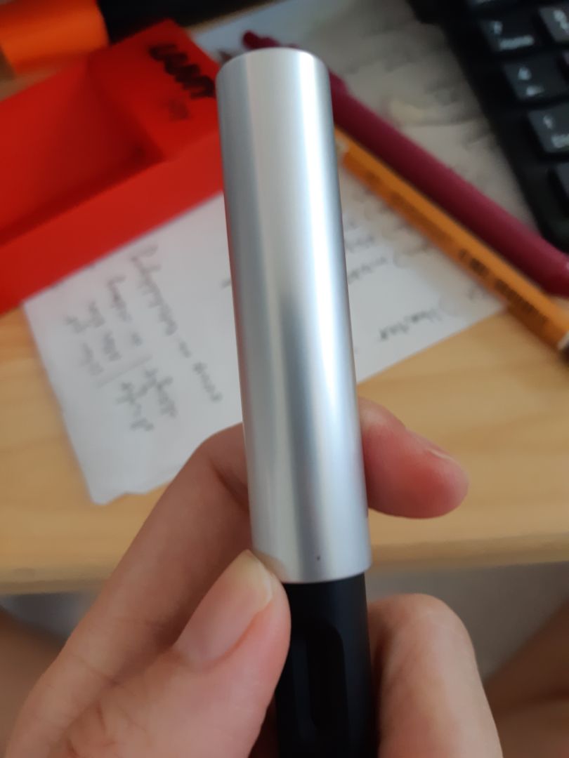 mình mới nhận được hàng chiều nay. tổng quan mới mở hộp thì thấy vỏ bọc của cây búc bị chà tươm bươm, hơi cũ, mở ra thì bút cũng bị cấn nhiều dẫn đến trầy, ở phần nắp bút. Còn bên trong thì ngòi bị lắp lệch, và cũng có vẻ bị cũ đi và trầy nên mình buồn luôn. một phần vì trong hộp ko có gì để bút đc cố định nguyên vị trí. cũng vì dịch nên chẳng thể ra ngoài nên mua onl thì trải nghiệm ko tốt lắm.
về sản phẩm của Lamy thì hoàn thiện khỏi bàn. Thân bút cũng đc làm đwn nhám chứ ko có bị bóng trơn, nắp nhôm nên càng tăng thêm tính sang trọng. theo mình thấy thì cây này là đẹp nhất dòng này của Lamy rồi. kết hợp rất tinh tế