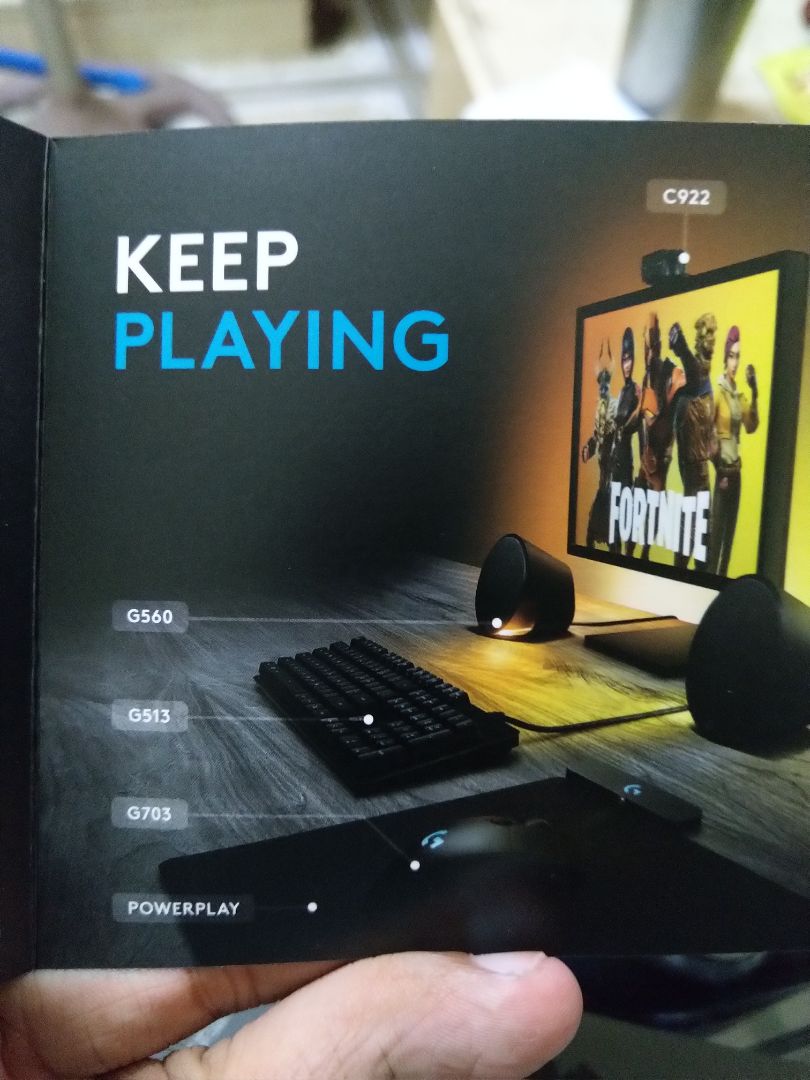 Chất lượng rất tốt so với giá. Các nút bấm không chỉ nhạy mà hành trình ấn cũng cho phản hồi rất tốt. Tiếng tách tách khá đã tai, nhưng nếu chung phòng với người khác sẽ hơi khó cày game khuya. Các nút phụ rất thuận tay bấm và dễ lập trình chức năng qua phần mềm Logitech Hub. Con lăn chuột bằng kim loại, tránh tình trạng hư, chảy, dính của lăn cao su sau thời gian 1 năm sử dụng như G102 một cách triệt để. Bình thường con lăn sẽ theo từng nấc, bấm nút mở khóa nấc thì chuột sẽ lăn như vô tận, rất tiện cho việc duyệt tin nhắn cũ, dò timeline *** hoặc các trang văn bản khổng lồ. Ngoài cuộn trang lên xuống thì con lăn giữa còn có thể nghiêng trái phải để cuộn ngang. Mặc định chuột cũng khá đầm tay. Nếu cần kiểm soát tốt hơn có thể gắn thêm tạ ở phần dưới chuột (tối đa thêm 5 tạ, mỗi tạ 3.6g). Nắp mở để đặt tạ dùng nam châm tốt để đóng nên rất dễ gắn tạ nhưng vẫn đảm bảo ko rớt trong quá trình dùng. Mắt đọc vô cùng chính xác. Mình rất hài lòng với sản phẩm. Mình nhận chuột thấy trong hộp đóng gói có kèm tuýp kem trị mụn???  không biết là do đâu vì lúc mua là Black Friday nhưng lại không thấy thông tin khuyến mãi gì liên quan đến tuýp kem đó cả.