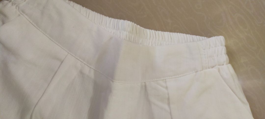 Mik 1m6 43kg mặc size L là vừa luôn. Quần chất lụa nên hơi mỏng, mặc quần màu trắng thì bên trong cũng phải màu trắng lun, nếu ko thì thấy hết😅. Quần ko nhiều chỉ thừa, vừa với giá tiền.