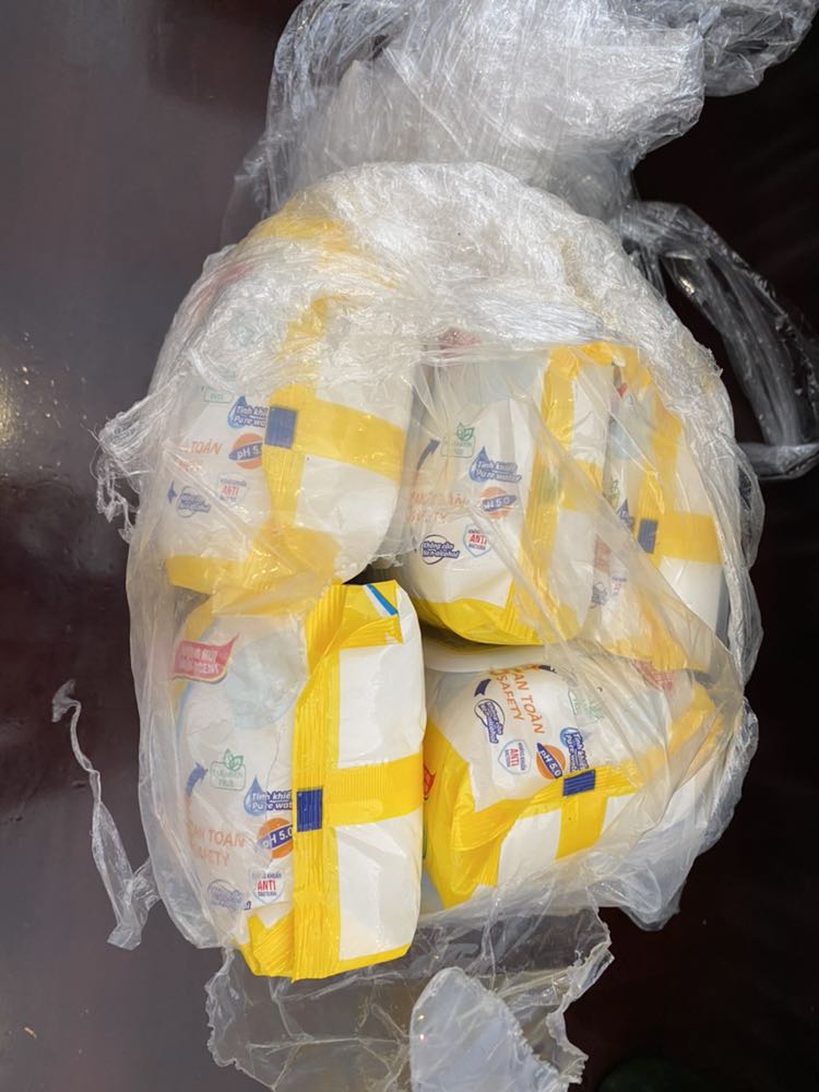 Lần đầu tiên mình gặp hiện tượng này ở Tiki. Mình đã mua set 6 khăn ướt này rất rất nhiều lần rồi. SET 6 BỊ XÉ HÀNG VÀ LẤY MẤT 1 GÓI, SHIP HÀNG ĐẾN CHỈ CÓ 5. Mình vẫn có cả camera lúc khui hàng đấy. 

Chuyện này xuất phát từ lý do gì mình không biết. Nhưng TIKI cần xem lại. Hàng tuy không có giá trị cao, nhưng há cũng có thể bị móc hàng thế này chứ?