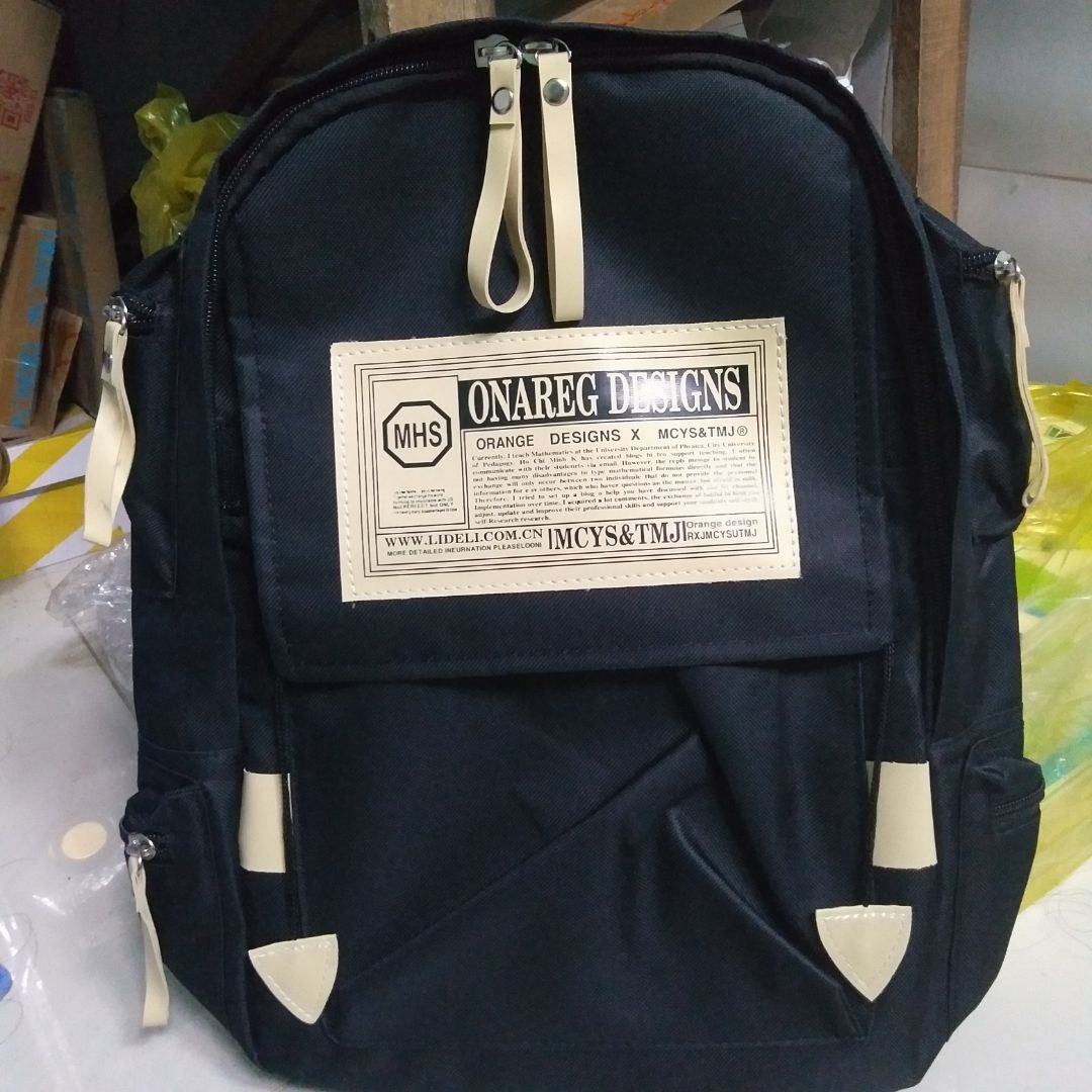 Giao hàng oki đúng mẫu, cặp rất to đựng rất nhiều đồ nha, có điều với kích cỡ 45x33 như vậy mà dây đeo thì hơi nhỏ so với tổng thể, tầm giá 99k là oki rồi ? chưa sài nên không bit bền hay ko ?