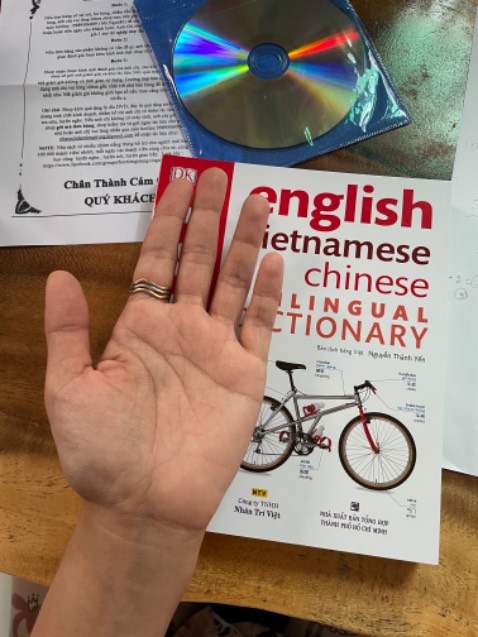 Cầm trên tay quyển sách mà hài lòng vô cùng. Sách mới tinh, thơm ko hề trầy xước, gáy sách chắc chắn. Nhìn hình thì mình nghĩ quyển này to và nặng nhưng ngưỡ lại là nó rất gọn luôn mọi người ạ, to khoảng 1 bàn tay thôi. 
Nội dung thì cực chi tiết, hình ảnh sinh động, in ấn rõ ràng lắm nha, nhìn vào viết dc 3 thứ tiếng. Đáng tiền thật! 😍