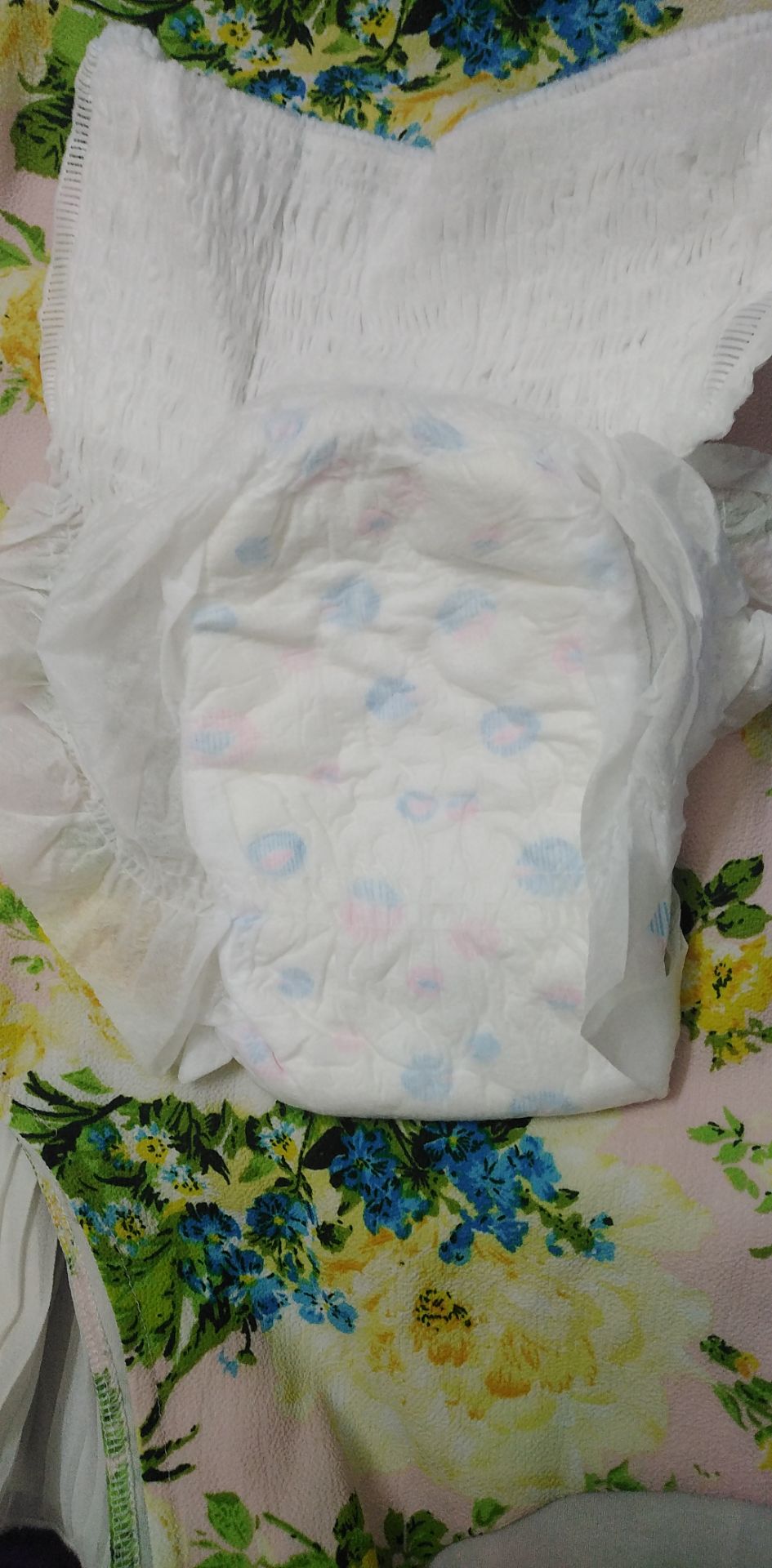 ưu điểm:
-giá rẻ
-bao bì đẹp
-dễ sử dụng,phân biệt rõ ràng mặt trước mặt sau.

khuyết điểm ( này nếu bạn nào đã dùng loại băng quần diana thì sẽ thấy khuyết điểm nhỏ của loại Shana này)
-1 bao bì luôn cho 2 sp bên trong khiến hơi quan ngại về vấn đề ẩm cho sp còn lại nếu lấy xài 1 sp trc đó 
- không thoải mái bằng diana do sp freesize nên sẽ có bạn hơi rộng
- phần băng bị chùng chình nên tạo cảm giác không thoải mái lắm (1 chút k thoải mái thôi)
=> sản phẩm giá thành rẻ,hợp túi tiền dễ sử dụng với những bạn dễ tính(chưa sử dụng diana,riêng mình cảm thấy thích diana hơn mặc dù giá thành diana hơi cao)