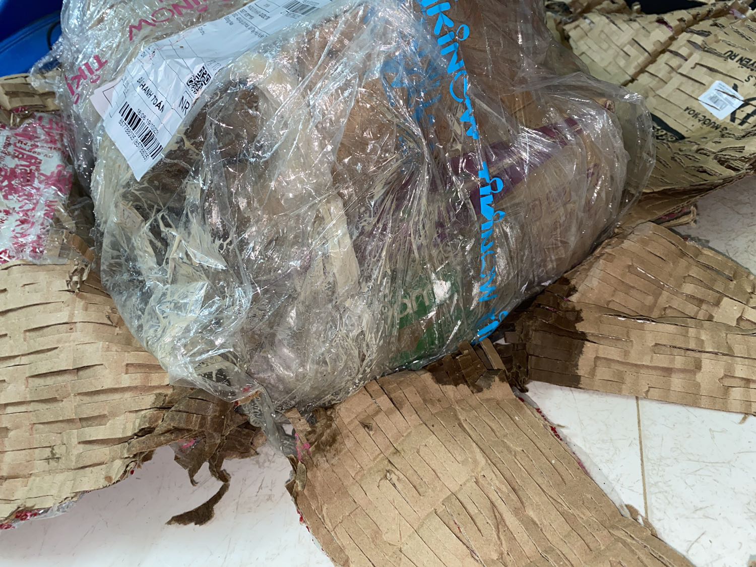 Quá TỆ, TỆ TỪ GIAO HÀNG ĐẾN CÁCH NHÂN VIÊN PHẢN HỒI
QUÁ ***, giao hàng hư, Tiki yêu cầu nhân viên giao hàng gọi khách ký xác nhận hàng nguyên vẹn.