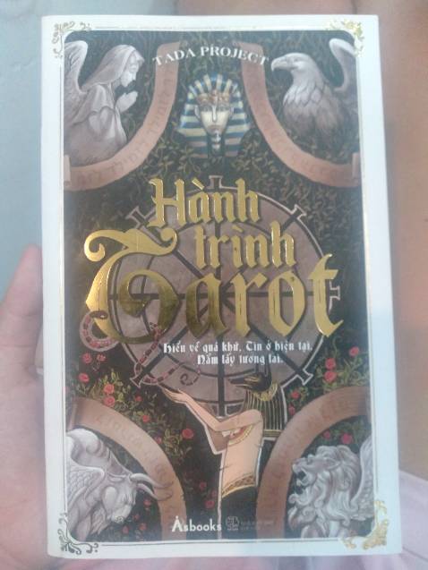 Tiki giao nhanh, shipper thân thiện, sách giao cũng không bị móp méo. Trang trí sách ấn tượng, xịn. Bố cục gọn gàng, dễ hiểu. Có bookmark. Mình thấy nội dung khá kĩ và dễ hiểu dành cho những người mới chập chững bước vào Tarot. Giọng điệu nhẹ nhàng, dịu dàng. Mình muốn góp ý theo quan điểm của mình là về phần các ý nghĩa lá bài thì nên diễn giải chi tiết thêm về nghĩa ngược nhiều hơn. Chỉ cho 1 vài từ khóa nghĩa ngược thì mình thấy chưa đủ hiểu rõ lá bài.