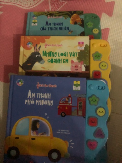 Sách đẹp, dày, có lật mở ở một số trang, câu chuyện đơn giản dễ đọc và tạo hứng thú cho bé, âm thanh ứng với từng màu ở từng trang