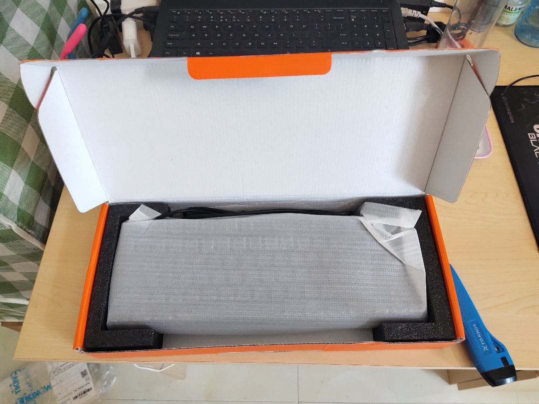 Đặt hàng chiều 25 đến trưa 29 nhận hàng. bàn phím giao không có dấu hiệu cấn móp, *** phím ok, các phím độ nẫy đều nhau và khá chắc chắn, ko có phím liệt hay ko nhạy. chi tiết hơn thì sử dụng thời gian mới biết. có điều đèn phím hơi mờ, không sáng hết ký hiệu trên phím dùng đem tôt nhưng ngày thì khó thấy.