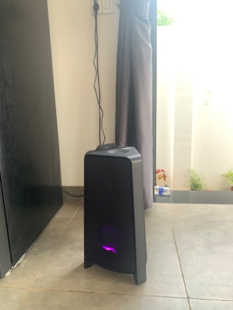 Mua gì thì mua, nhưng thiết bị điện tử mình vẫn sẽ chọn tiki. Tuy đã đọc 1 bạn đánh giá 1 sao, nhưng ko phải do chất lượng loa, nên mình vẫn chọn mua. Chỉ có đều nhắn tin shop thì đợi đến khi nhận loa vẫn ko ai trả lời, hơi buồn tí. 
Về loa mình mua để xem phim kết nối máy chiếu và chủ yếu nghe nhạc để chạy máy chạy bộ là chính. Khi mở loa hết cỡ thì loa nghe lớn ko rè. Nhà mình rộng gần 200m2 nhưng nghe vẫn đã tai lắm. 
Loa mới chuẩn chỉnh nguyên seal nhé ace. Nên đầu tư 1 cái để dành nghe nhạc, xem phim thì còn gì bằng. 
Chú ý: phải cắm dây điện trong suốt quá trình sử dụng và loa chỉ để mục đích nghe nhạc ko để karaoke.