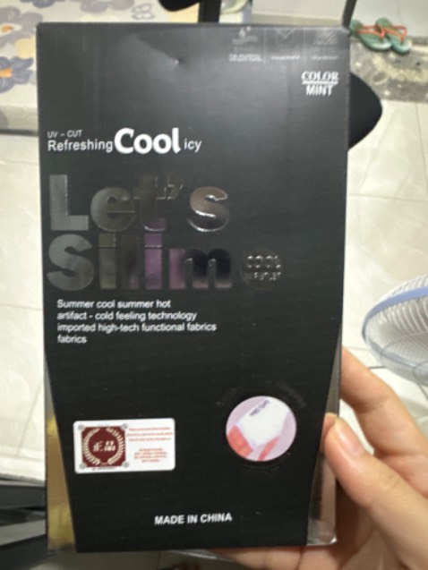 Shop bán hàng giả. Vải mỏng, ngắn, hộp để màu mint nhưng ruột là màu xám. Bao tay màu tím trong hình là bao cũ chính hãng của mình. Shop bán hàng giả. Vải mỏng, ngắn, hộp để màu mint nhưng ruột là màu xám. Bao tay màu tím trong hình là bao cũ chính hãng của mình.