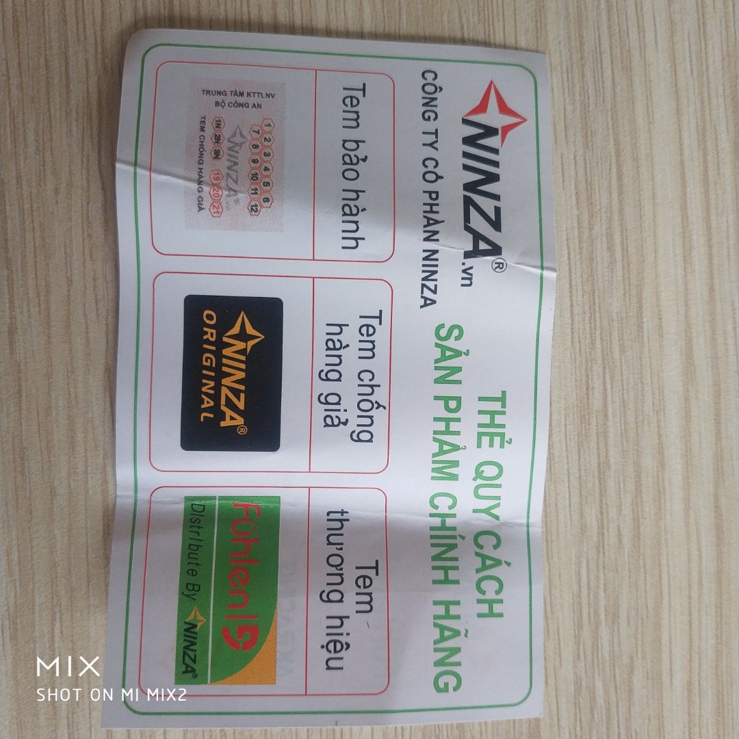 Mình vừa nhận xong, cắm vào máy tính có nhận nhưng chỉ di được 1 chút là bắt đầu đơ, giật, KHÔNG SỬ DỤNG ĐƯỢC. 
- Thẻ Quy cách sp chính hãng in cẩu thả, nhòe chữ, sai chính tả.
- Tem dán không tô ngày tháng bán sp.
- Feed chuột dán lệch.
- Đèn chuột rất yếu (có thể so sánh con fulhen cũ)
- Tấm dán thông tin chuột không sắc nét, nhợt nhạt, không giống con cũ (nội dung đủ nhưng bố cục khác).
Tiki xử lý hỗ trợ đổi trả và XÁC ĐỊNH NGUỒN GỐC HÀNG HÓA đối với sản phẩm này giúp minh. SĐT ***