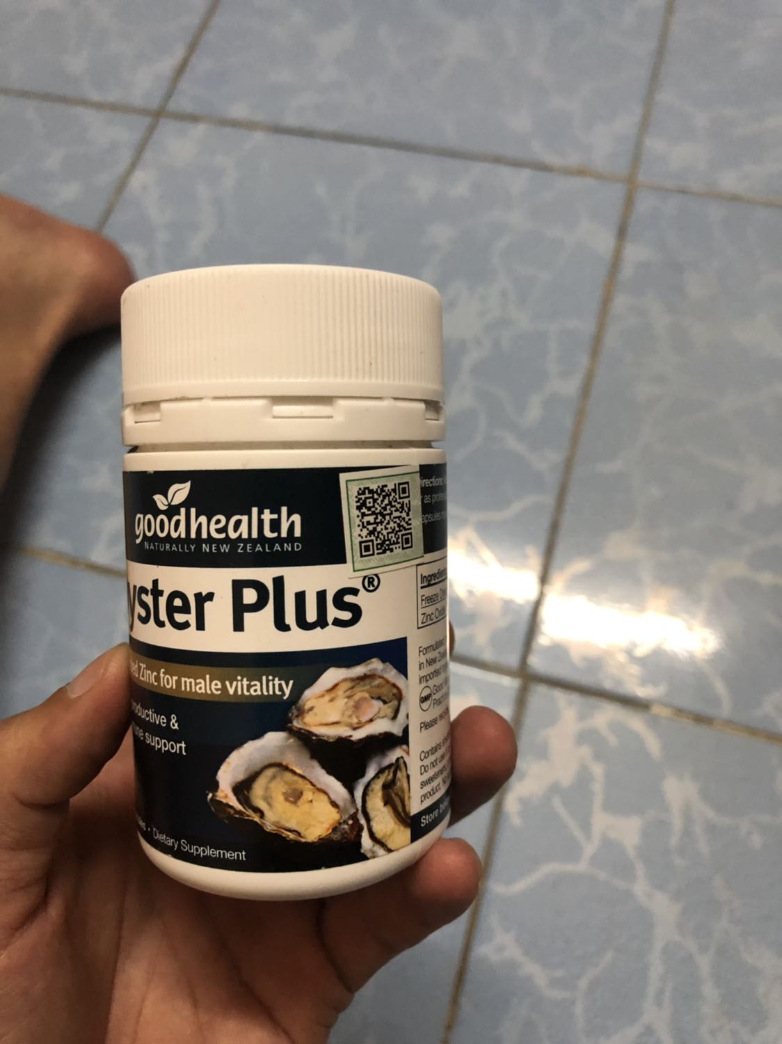 Sản phẩm không như quảng cáo, trông như hàng giả. Không rõ tiki tiếp nhận sản phẩm có kiểm tra lại  rồi mới chuyển đến khách hàng không? Liệu cam kết hàng chính hãng như triết lý của tiki có đúng không? Vì liên quan đến sức khoẻ và uống vào người nên mình rất quan ngại không biết có nên sử dụng với sản phẩm này. Hy vọng những đơn hàng có sản phẩm liên quan đến sức khoẻ tiki nên kiểm tra thật kỹ để tránh trường hợp như thế này! Tôi là khách hàng trung thành của tiki hơn 5 năm đây là lần đầu cảm thấy quá thất vọng khi nhận hàng.