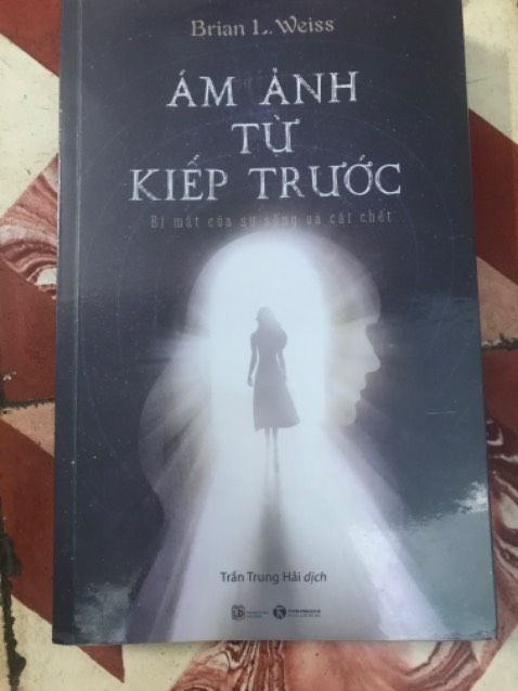 Sách mới đọc nửa cuốn đã bong gáy, có tem bản quyền đầy đủ nhưng sao tệ quá,mình hay mua sách tiki nhưng đây là lần đầu tiên, mong lần sau tiki kiểm tra trước khi giao