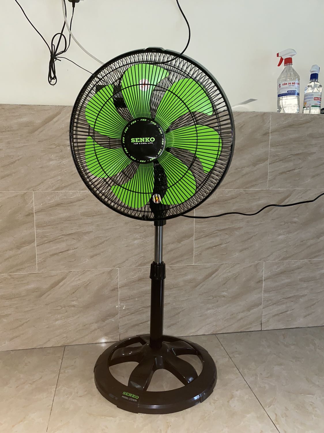 Giao đủ bộ phận, gói hàng cẩn thận, quạt dễ lắp ráp, có cả phiếu bảo hành 1 năm của Senko lẫn tem bảo hành của shop dán trên thân quạt ghi rõ ngày tháng năm và thông tin liên hệ.

Quạt chạy mạnh nên hơi có tiếng ùuuuu mỗi khi chạu, chọn mức nhỏ nhất vẫn rất mát. Nút vặn chọn mức quạt, nút bấm chế độ quay xung quanh, ổ khớp điều chỉnh chiều cao đều hoạt động tốt! Về độ bền thì mới mua lần đầu nên chưa biết.

Nói chung trải nghiệm hiện tại của mình về sản phẩm rất tốt!