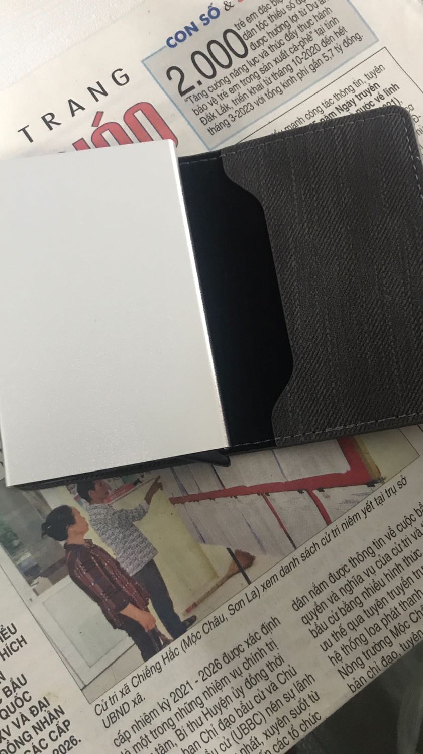 Hộp ví bằng nhôm chắc chắn. Có thể nhét được rất nhiều thẻ, cớ 9-10 cái gì đó tại mình không đủ thẻ. Cơ cấu giữ thẻ chắc chắn. Khi cần lấy có lẫy gẩy thẻ ra theo thứ tự cao thấp khá là tiện luôn. Vỏ da may đẹp chắc chắn có thể để tiền hoặc giấy tờ nhỏ cũng ok luôn. Sản phẩm hữu dụng