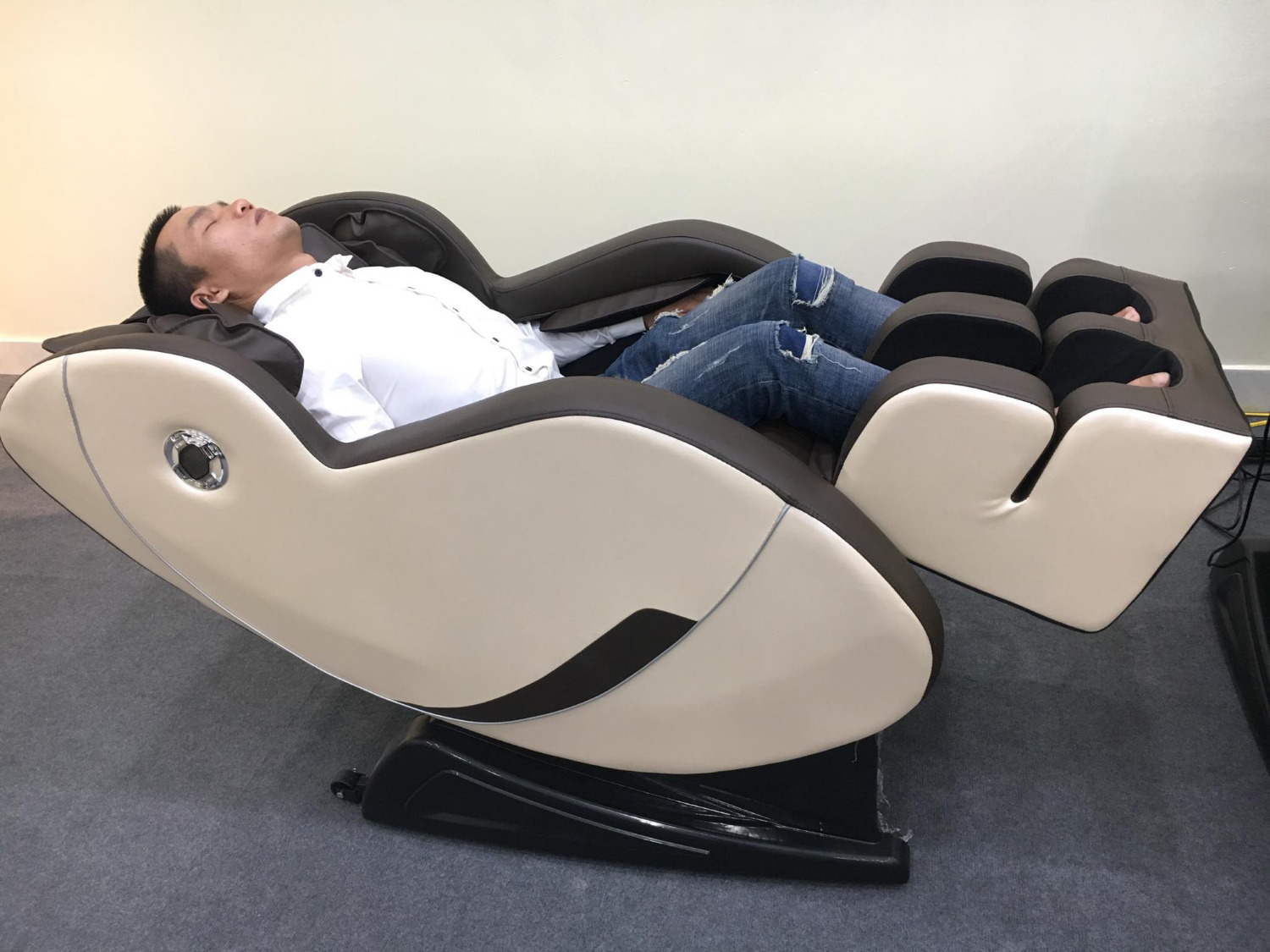 Mình đã nhận được ghế này.
Thực sự rất thích. Ghế đẹp, thư giãn thoải mái. Cả bố mẹ mình cũng mê lắm.
 Ghế massage từ đầu, vai, lưng...đến chân, có cả chế độ sưởi nhiệt. 
Mua hàng đặt trên tiki giao hàng nhanh, nhiệt tình, giá cả phải chăng. Rất hài lòng. 
Ảnh cậu em sau khi nhậu. :D