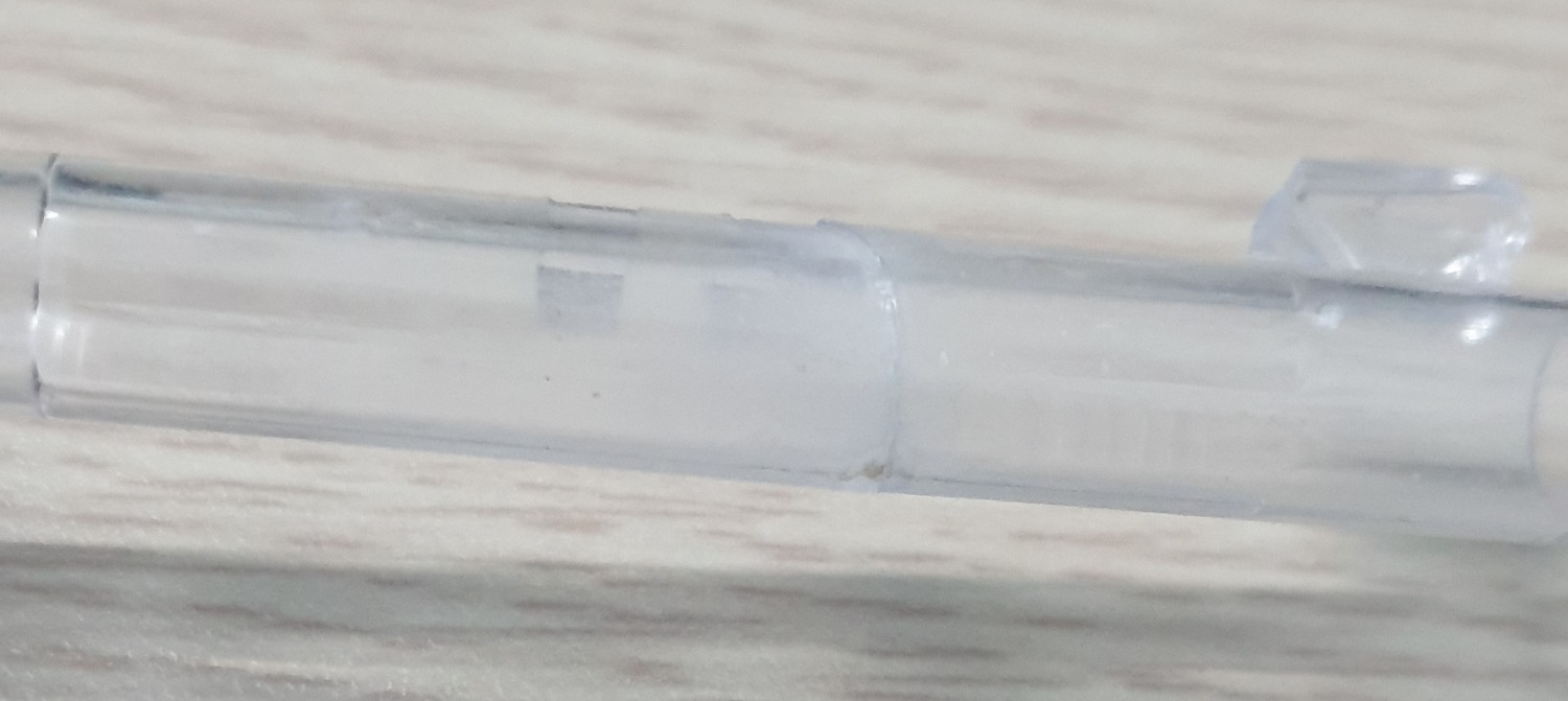 Dính rất tốt, đã thử với nhựa và kim loại (không phải đồ chịu lực). Keo có mùi giống 502 nhưng dạng sệt 0 phải dạng nước nên dễ sử dụng hơn. Keo trong không để lại vết keo. Thời gian khô tương đối nhanh. Đặc biệt thiết kế nắp rất tốt, dễ bảo quản keo. Dùng xong vặn chặt là được. Không lo mỗi lọ chỉ dán được 1 lần như 502.