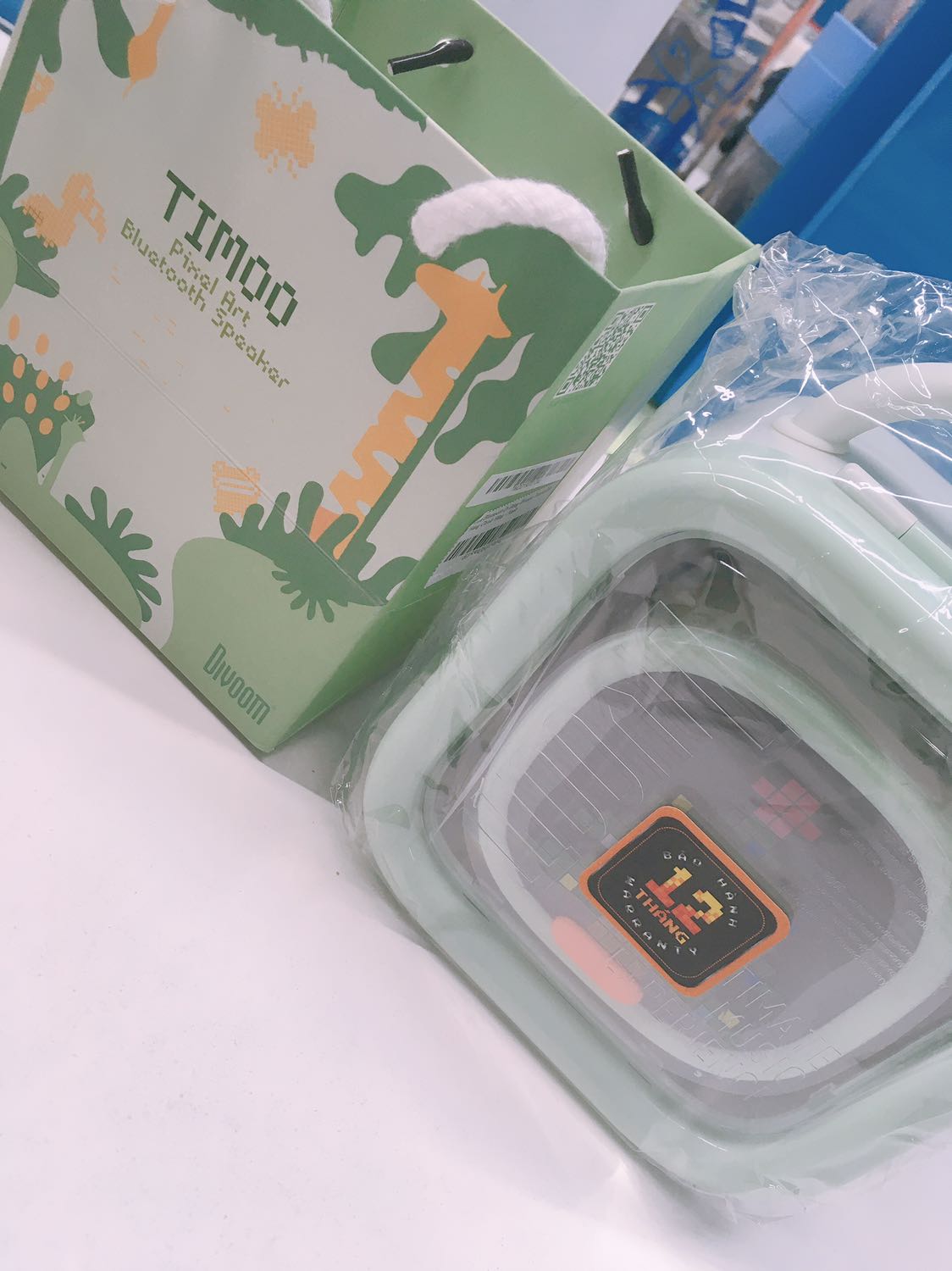 Lúc nhận hàng thấy giao thùng to, mình cứ tưởng đặt nhầm size, ai ngờ lúc mở ra thấy bé bé xinh xinh siêu cưng luôn, chất lượng âm thanh ổn, có app đổi màn hình cute