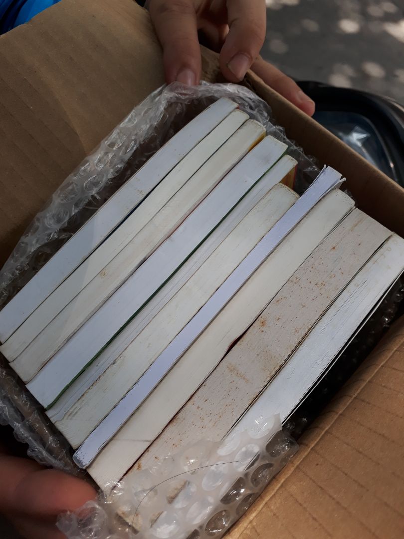 Sách có một số quyển bị ố vàng. Chấp nhận được so với giá cả.