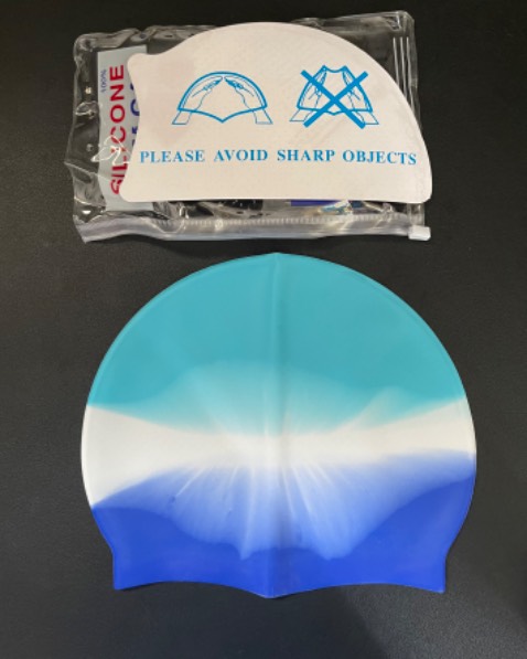 Vải đẹp, đường may OK, tặng kèm nút bịt tai và nón. Tuy nhiên nón bơi hơi chật Vải đẹp, đường may OK, tặng kèm nút bịt tai và nón. Tuy nhiên nón bơi hơi chật