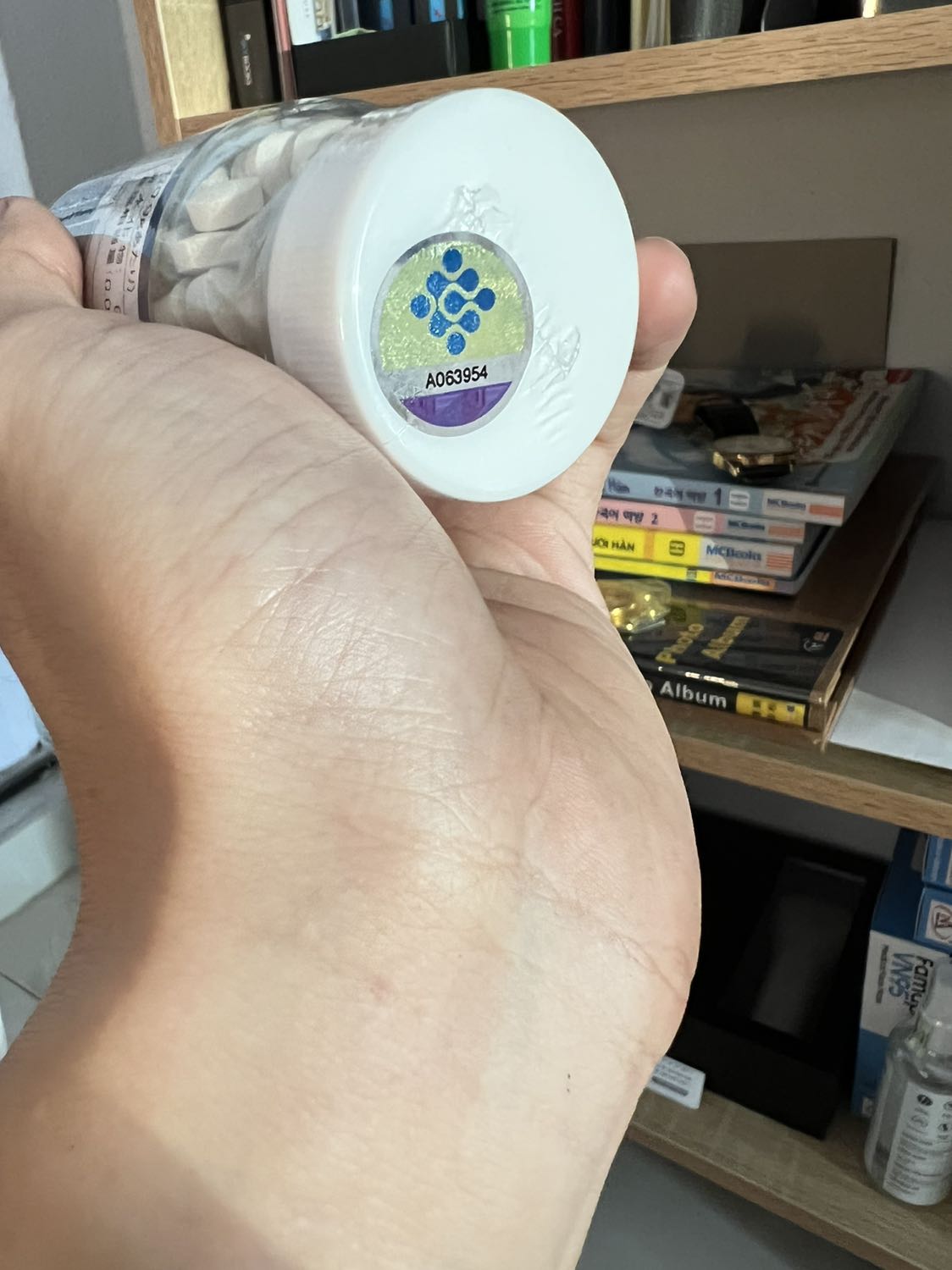 Giao hàng từ HN vào TpHCM chỉ mất 4 ngày, Tiki giao hàng nhanh thật.
Sản phẩm còn mới, lúc khui hàng thì thấy viên uống có màu xám, mình hơi bất ngờ nhưng thấy tờ giấy shop gửi thì mình mới biết thông tin. Do mình đã dùng được 3 lọ rồi, có hiệu quả khá tốt. Định mua thêm nhưng shop ngoài bán khá cao, thấy shop trên Tiki bán giá rẻ hơn nên đặt mua luôn. Thank Shop và Tiki, Great!!!