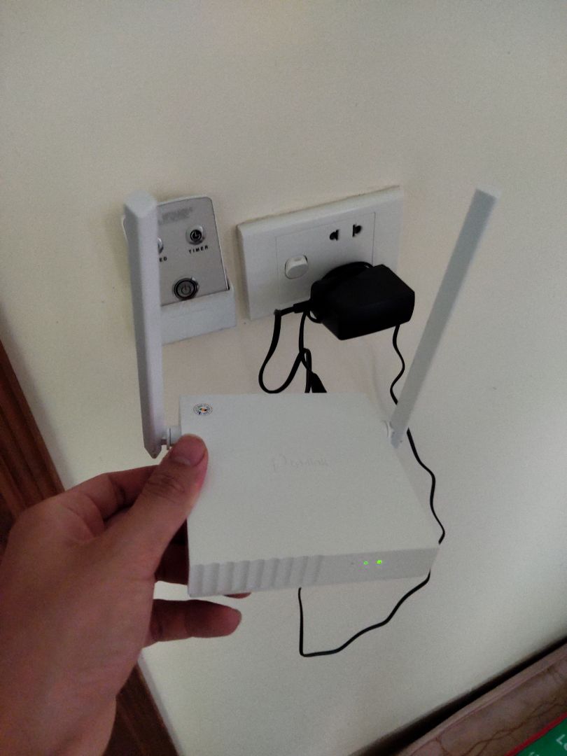 Hàng chuẩn hãng đã cài đặt và sử dụng ok. Đồ này thì chắc cũng ít hỏng. Dùng được cả chế độ mở rộng sóng khá tiện, mình dùng để phát cho tầng trên không cần phải kéo dây nhợ lằng nhằng. Cài đặt được bằng điện thoại nữa.