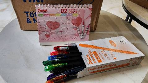 Giao hàng nhanh, đóng gói cẩn thận. Sản phẩm tốt, tặng kèm lịch dễ thương :) Giao hàng nhanh, đóng gói cẩn thận. Sản phẩm tốt, tặng kèm lịch dễ thương :)