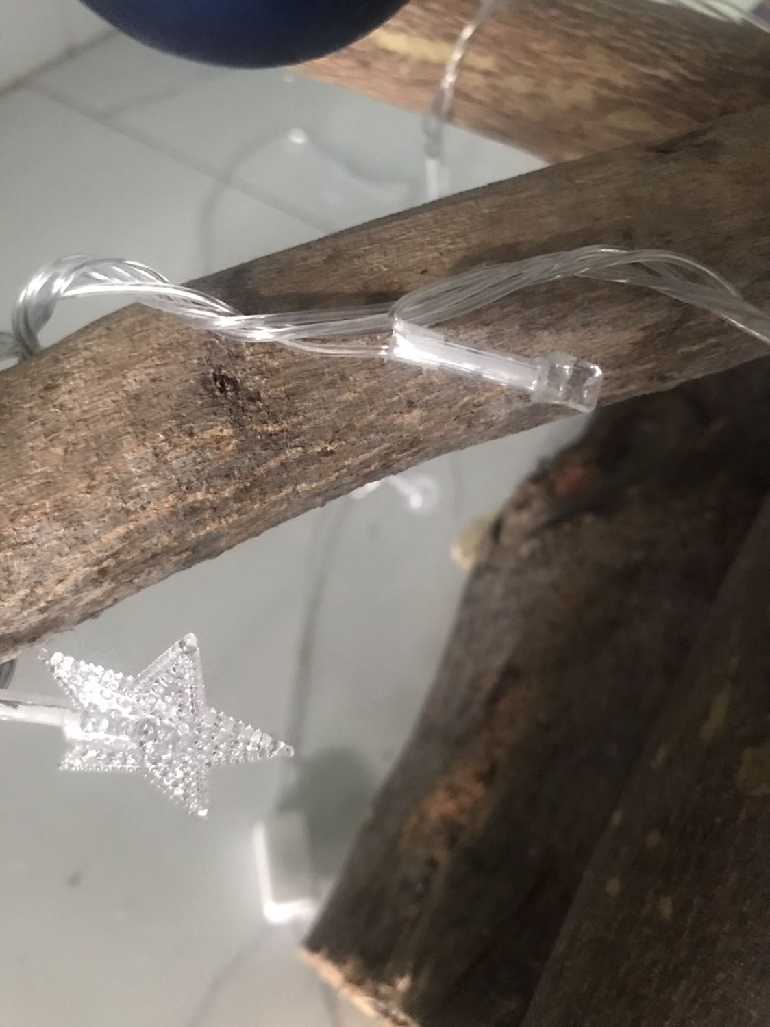 Đèn bị bể 1 cái và 1 cái thì bị mất ngôi sao. Đèn không hề có nút điều chỉnh chế độ ánh sáng (nháy hoặc luân phiên sáng).