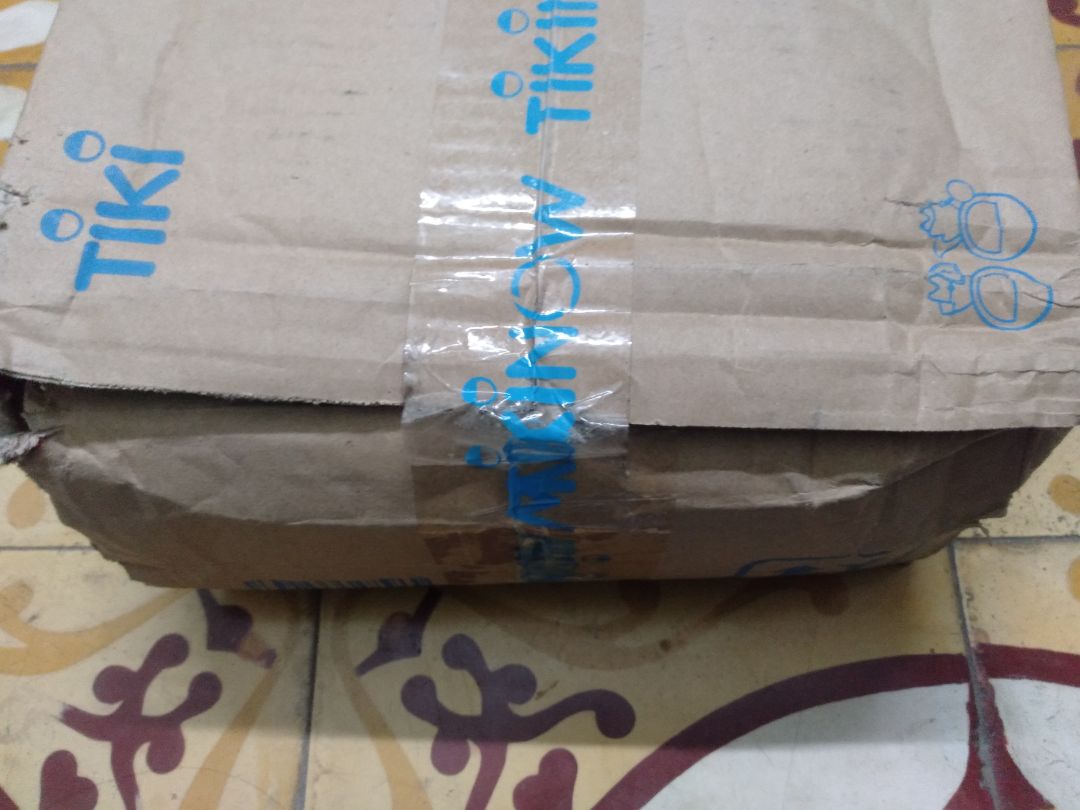 hộp bị nát, và rách, thiếu quà tặng móc khoá từ nhã nam ☹️, shipper giao hơi lâu, may sách  k bị tổn hại nhiều